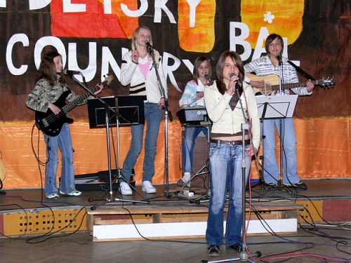 Dievčenská skupina Daily a Kristína Kubicová na country bále v Nižnej. 20. 4. 2008